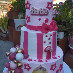 Cake de 3 pisos con detalles en fondant 