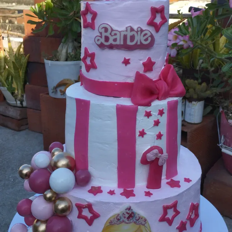 Cake de 3 pisos con detalles en fondant 