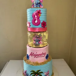 Cake de 3 pisos con piso pequeño de aclirico.