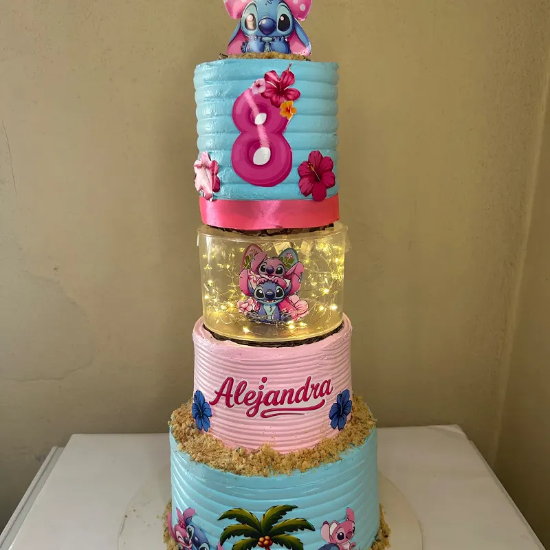Cake de 3 pisos con piso pequeño de aclirico.