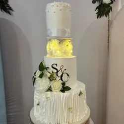 Cake de 3 pisos más 1 piso de aclirico
