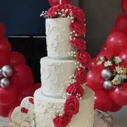 Cake de Bodas con rosas rojas 