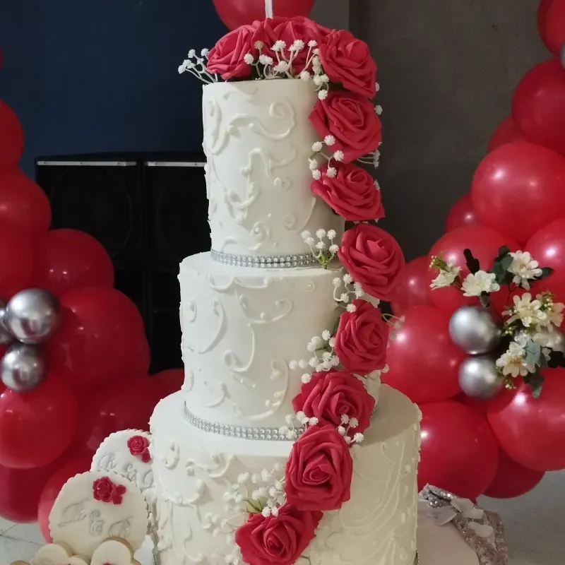 Cake de Bodas con rosas rojas 