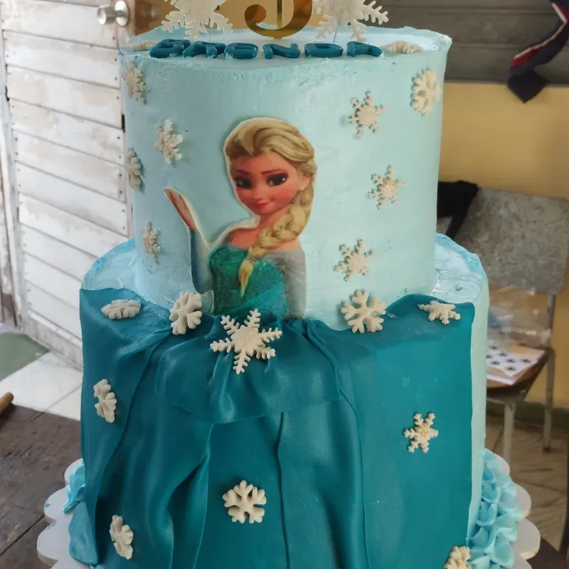 Cake de dos pisos con detalles  en fondant 