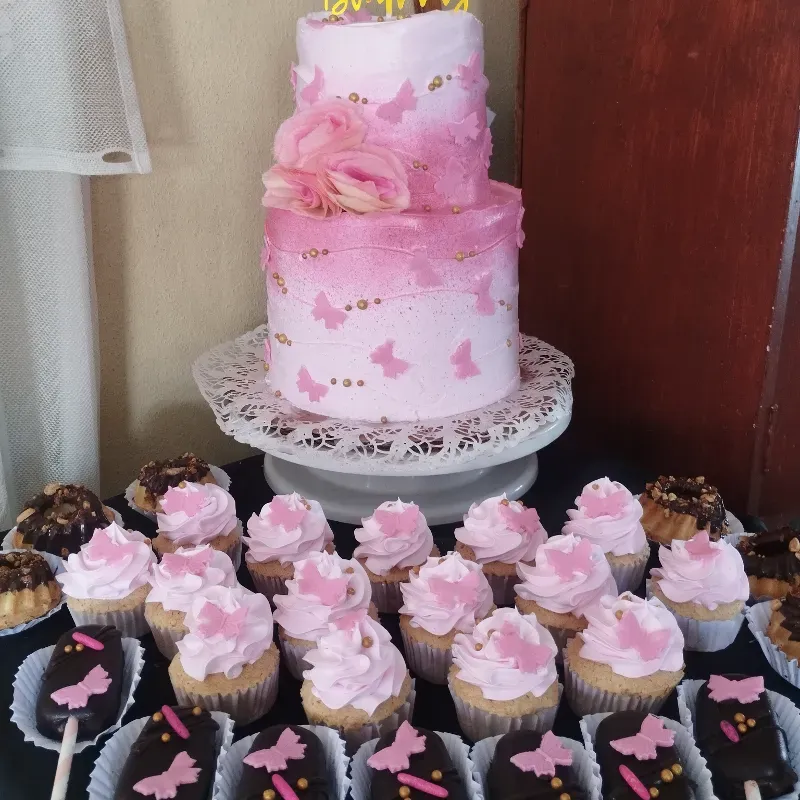 Cake de dos pisos con rosas y Topper + Candy bar