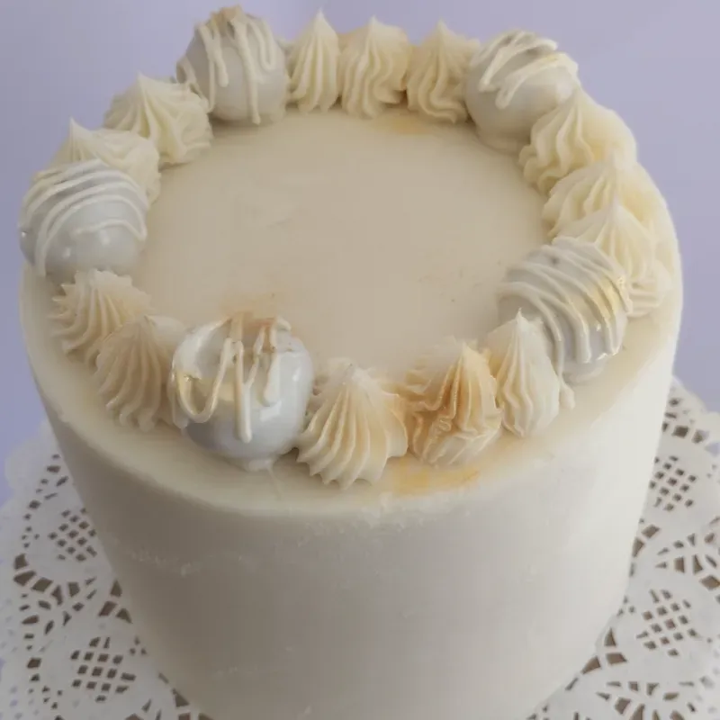 Cake de ganache de chocolate blanco y trufas 