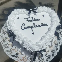 Cake en forma de corazón con moño 💝