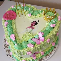 Cake temático en forma de corazón. 