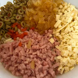 Ensalada fría coditos, jamón bravo, aceitunas, queso y piña.