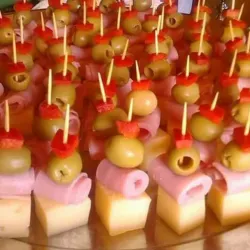 Entremés de Jamón, queso, aceitunas (24 unidades)
