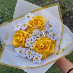 Ramo de rosas eternas y margaritas