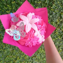 Ramo de rosas y lirio