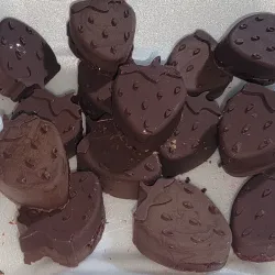 Bombones rellenos en forma de fresa