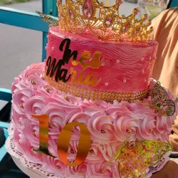 Cake de dos pisos con corona