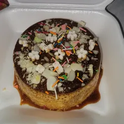 Flan con multiples y coloridos agregos