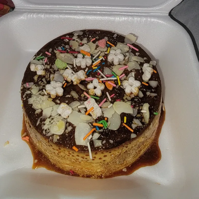 Flan con multiples y coloridos agregos