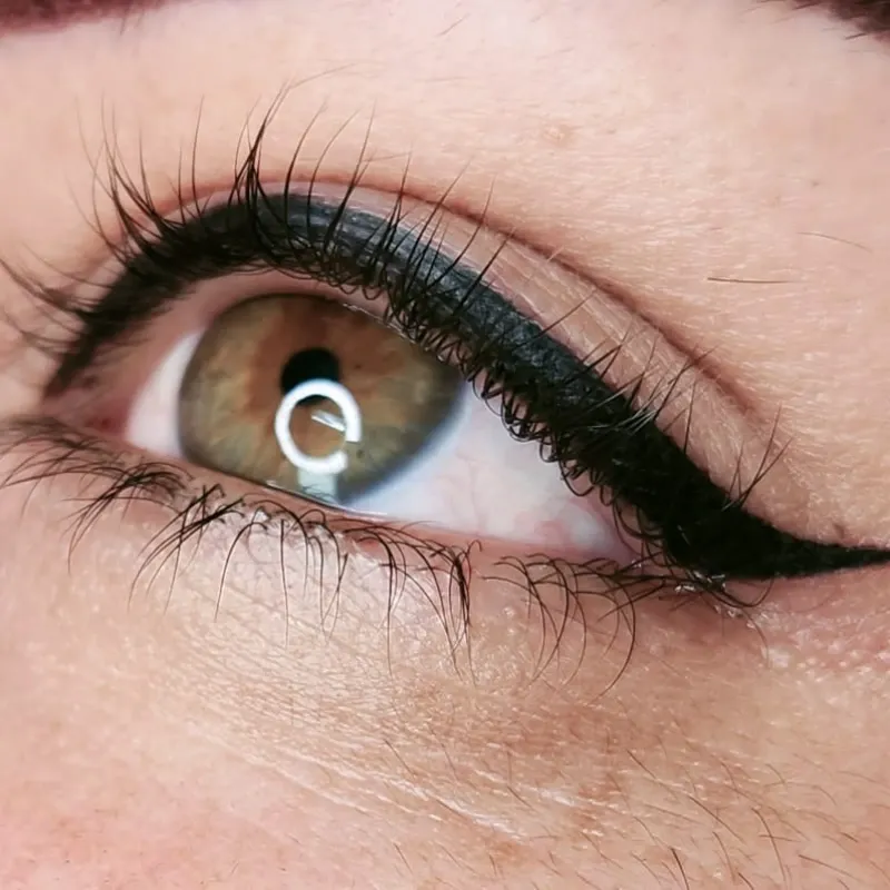 Retoque de Un Delineado de Ojos.