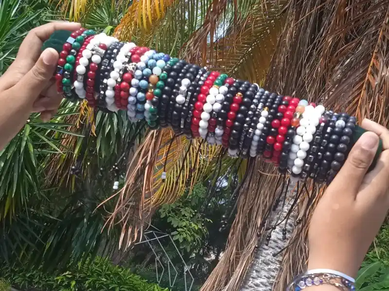 Pulseras de piedras.