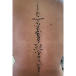 Mi novia super complacida con su tatuaje 