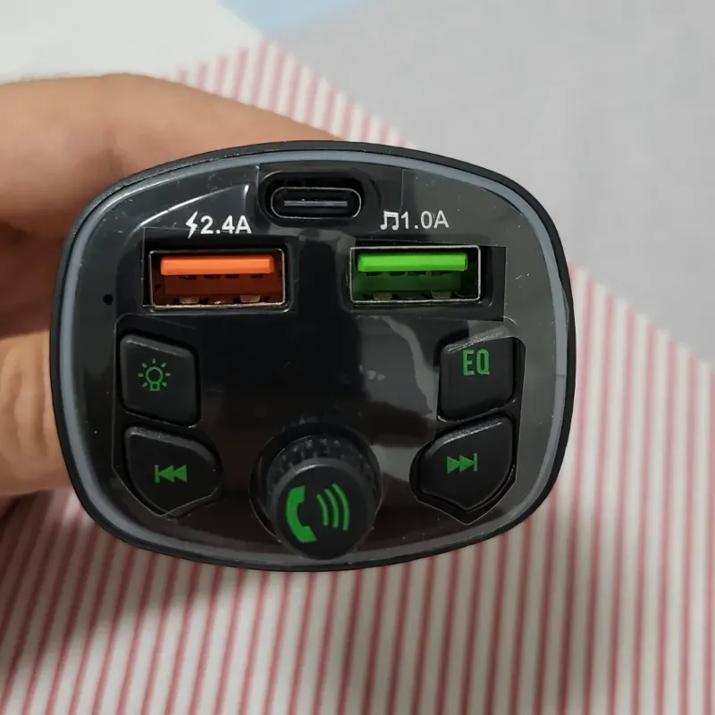 Transmisor FM, cargador para autos 