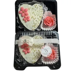 Set # 12 Brownie (estilo minicake 11 cm) en forma de corazón acompañado de rosa de chocolate blanco.