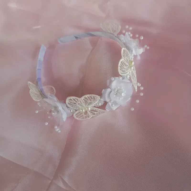 Diadema de flores y mariposas 