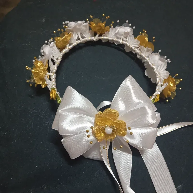 Diadema floral con lazo y peineta 