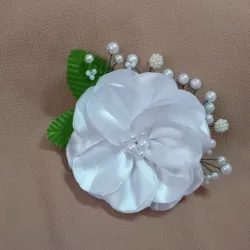 Tocado de flor grande de satin y perlas 