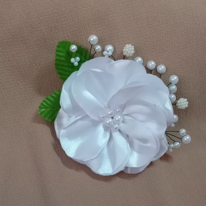 Tocado de flor grande de satin y perlas 