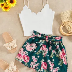 Conjunto de 2 piezas que incluye top corto tipo camiseta s/ mangas y short c/ cinturon estampado floral