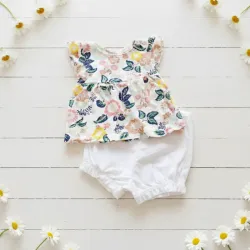 Conjunto de blusa de flores y short blanco