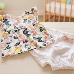 Conjunto de blusa de flores y short blanco