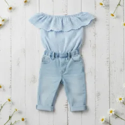 Conjunto de jeans y blusa de hombros descubieros