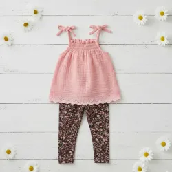 Conjunto de licra floral y blusa de tirantes 