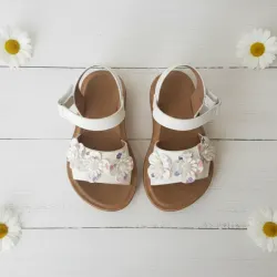 Sandalias blancas c/ detalles de flores y bolitas