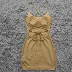 Vestido de ajuste ceñido c/ espalda descubierta y cordones