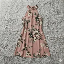 Vestido floreado fondo rosa viejo