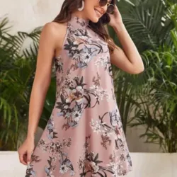 Vestido floreado fondo rosa viejo