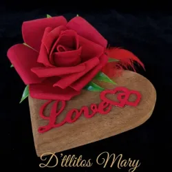 Adorno con Flor roja y Love base de madera