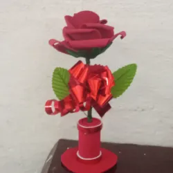 Adorno de flor roja