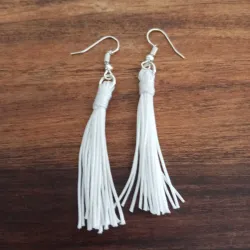 Aretes blancos de borla