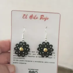 Aretes de flores negras y blancas 
