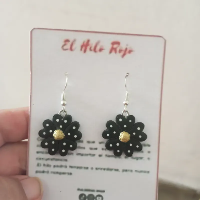 Aretes de flores negras y blancas 
