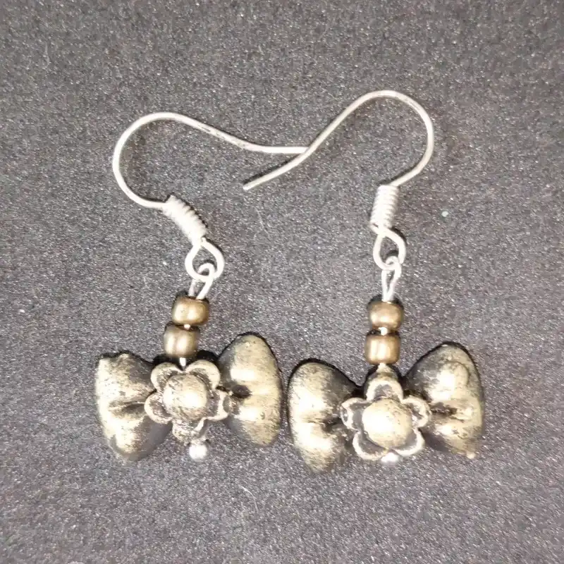 Aretes de lacitos