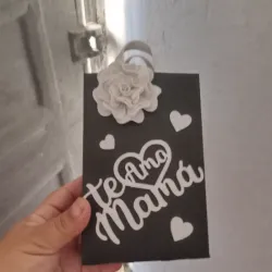 Bolsa negra con flor blanca
