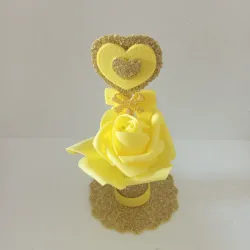 Búcaro amarillo con flor 