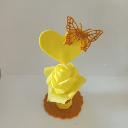 Búcaro amarillo con rosa y mariposa