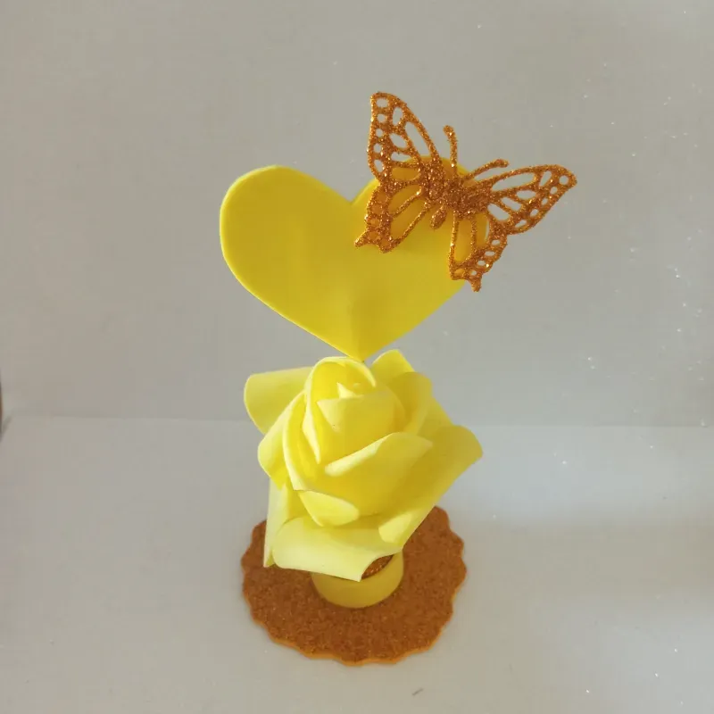 Búcaro amarillo con rosa y mariposa