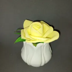 Búcaro con flor amarilla