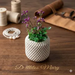 Búcaro con flores moradas y follajes verdes